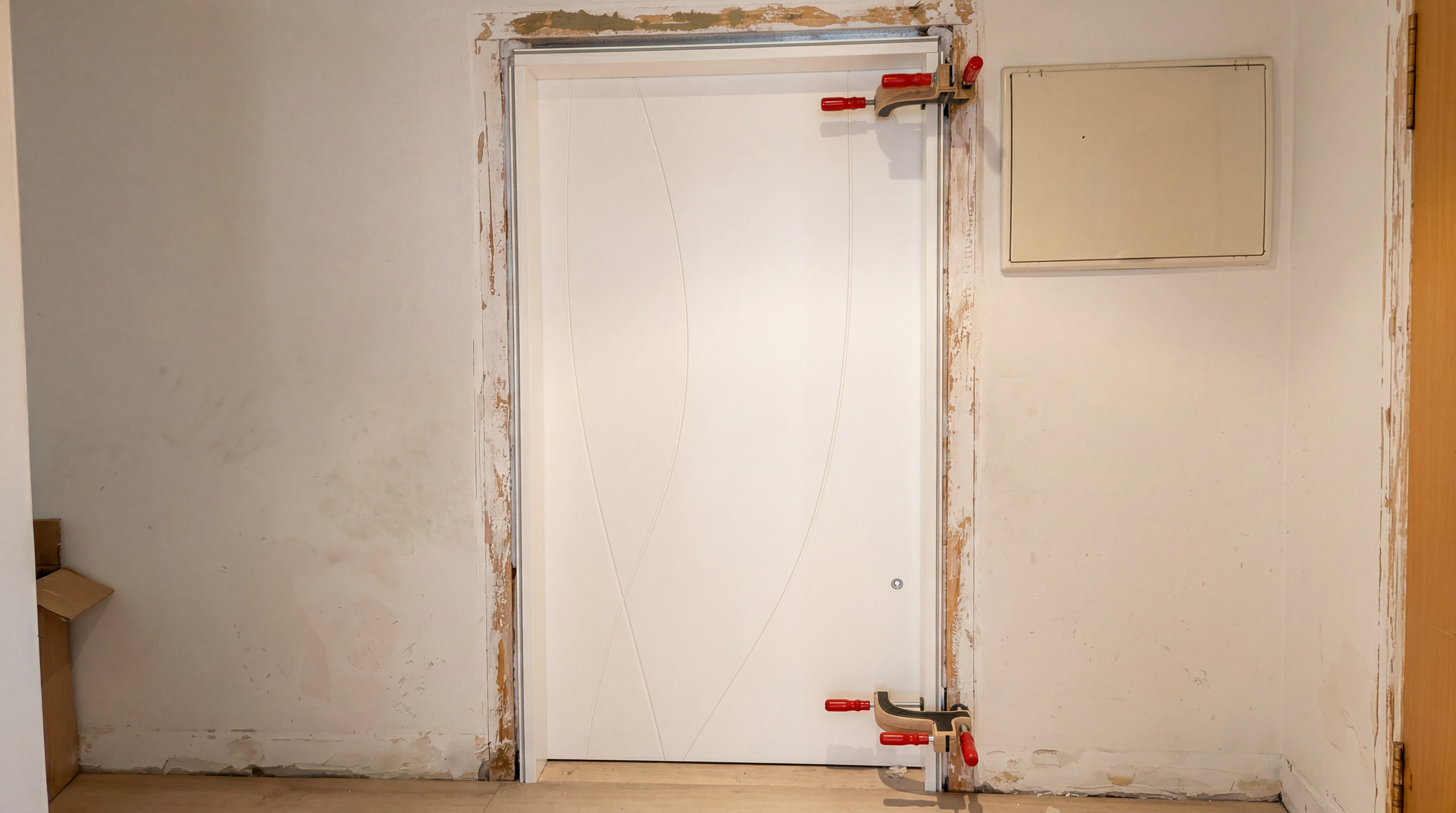 Catblock fijando un premarco metálico en una instalación de puerta real
